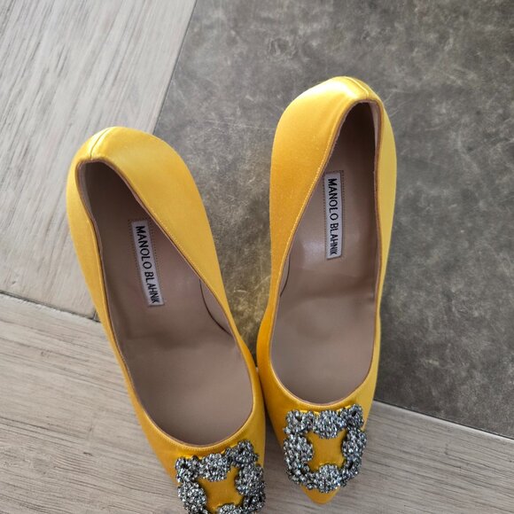 Manolo Blahnik 90mm Hangisi Pumps in yellow - Picture 16 of 16